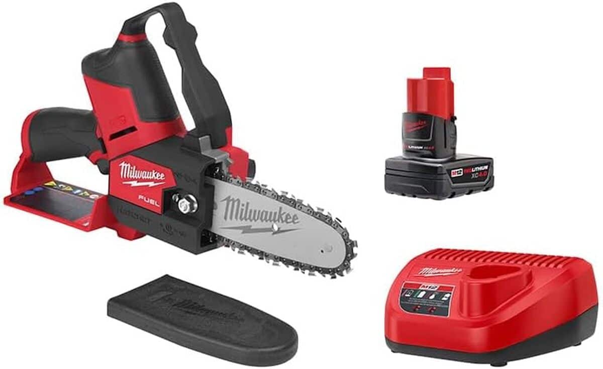 Test de la scie d'élagage sans fil Milwaukee M12 FUE Hachette