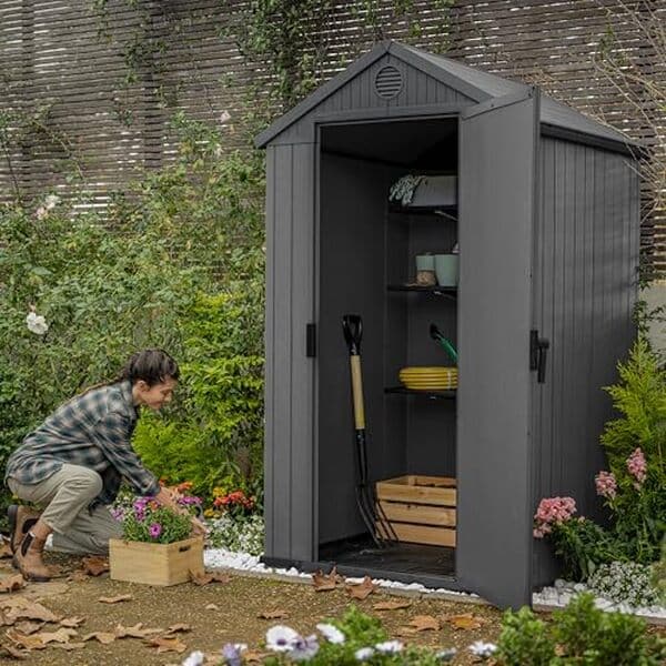 Découvrez notre test détaillé de l'abri de jardin Keter Darwin : robustesse, dimensions compactes et résistance aux intempéries pour votre espace extérieur.