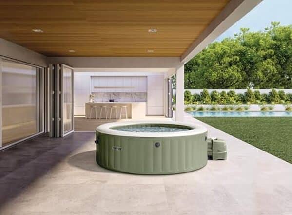 Découvrez notre test complet du spa gonflable Intex Pure Sahara 8 places : caractéristiques, performances, avantages et inconvénients pour bien choisir votre jacuzzi.